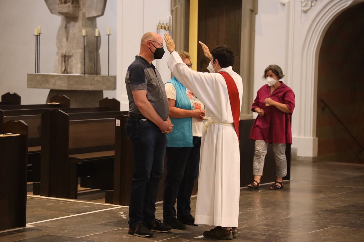 Generalvikar Dr. Jürgen Vorndran feierte am Dienstagabend, 29. Juni, einen Dankgottesdienst mit Ehejubilaren, die 2020 oder 2021 silberne Hochzeit feiern. Im Anschluss hatten die Ehepaare Gelegenheit, sich segnen zu lassen.