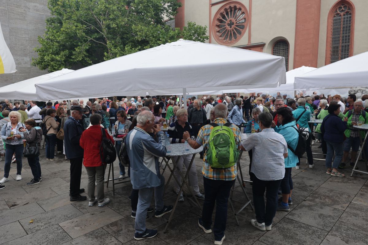 Weihbischof em. Ulrich Boom feierte am Mittwoch, 9. Juli, einen Kiliani-Wallfahrtsgottesdienst mit Gläubigen aus der Region Main-Rhön. Eine Begegnung auf dem Kiliansplatz schloss sich an. 