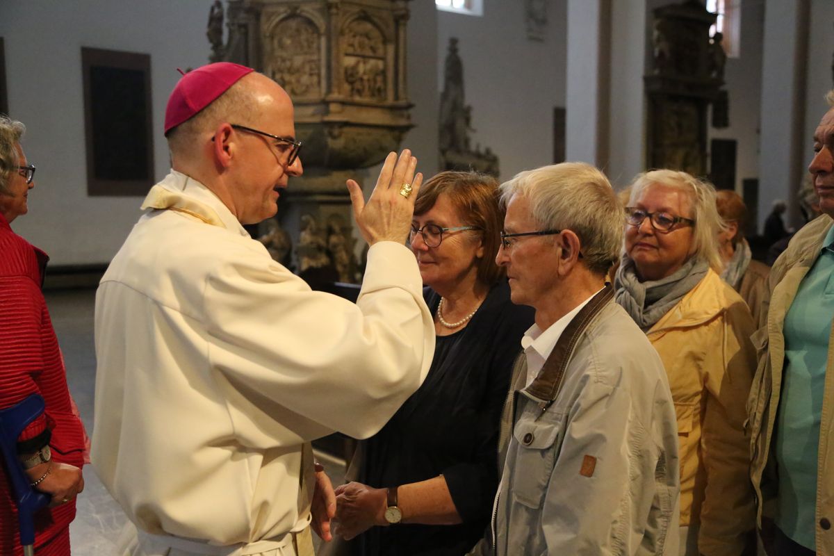 Bischof Dr. Franz Jung hat am Donnerstagnachmittag, 4. Juli, mit etwa 320 Paaren im Kiliansdom ihr goldenes oder diamantenes Ehejubiläum gefeiert.