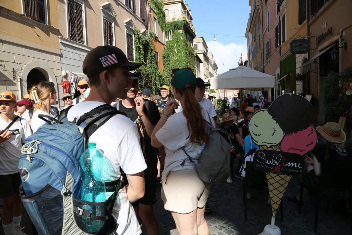 Die Ministrierenden und Bischof Dr. Franz Jung entscheiden sich für die Eisdiele "Sublime". Die Ministrierenden und Bischof Dr. Franz Jung entscheiden sich für die Eisdiele "Sublime".