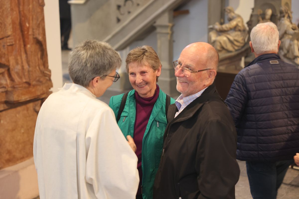 Seelsorgerinnen und Seelsorger spendeten nach dem Gottesdienst den Jubelpaaren individuell den Segen. 