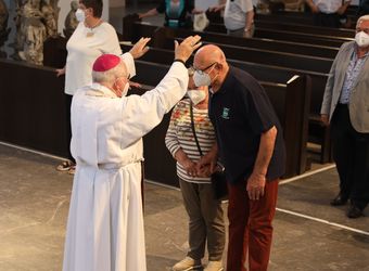 Mit rund 110 Ehepaaren aus der ganzen Diözese hat Weihbischof Ulrich Boom am Mittwochnachmittag, 23. Juni, einen Pontifikalgottesdienst gefeiert. Eingeladen waren Ehejubilare, die in den Jahren 2020 und 2021 auf 50, 60 oder 65 gemeinsame Jahre zurückblicken.