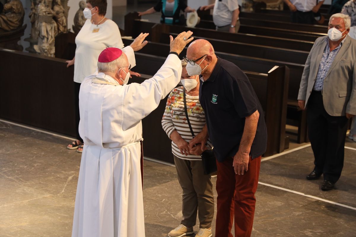 Mit rund 110 Ehepaaren aus der ganzen Diözese hat Weihbischof Ulrich Boom am Mittwochnachmittag, 23. Juni, einen Pontifikalgottesdienst gefeiert. Eingeladen waren Ehejubilare, die in den Jahren 2020 und 2021 auf 50, 60 oder 65 gemeinsame Jahre zurückblicken.