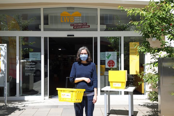 Die Liborius-Wagner-Bücherei bietet vor dem Lockdown am 1. Dezember Sonderöffnungszeiten an. Das Bild zeigt Büchereileiterin Anne Große-Schulte vor der Wiedereröffnung der Bücherei Mitte Mai.