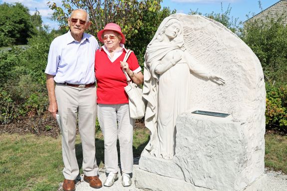 Kilian und Mechtilde Zettelmeier an der letzten Station des Kreuzwegs. Das Kästchen symbolisiert das Grab.