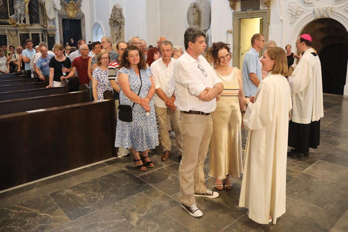 Mit rund 1000 Eheleuten, die in diesem Jahr Silberhochzeit haben, feierte Bischof Dr. Franz Jung am Freitagabend, 4. Juli 2025, einen Pontifikalgottesdienst im Kiliansdom. Im Anschluss erteilten er, Weihbischof Paul Reder sowie weitere Seelsorgerinnen und Seelsorger den Paaren einzeln den Segen.