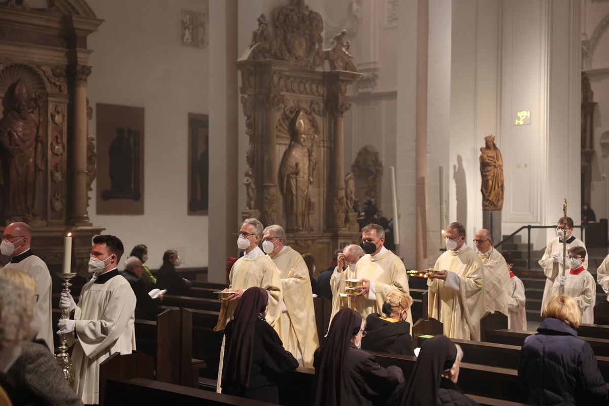 Mit der Messe vom Letzten Abendmahl am Gründonnerstag, 14. April, hat Bischof Dr. Franz Jung im Würzburger Kiliansdom die drei österlichen Tage vom Leiden und Sterben, von der Grabesruhe und der Auferstehung des Herrn eröffnet.
