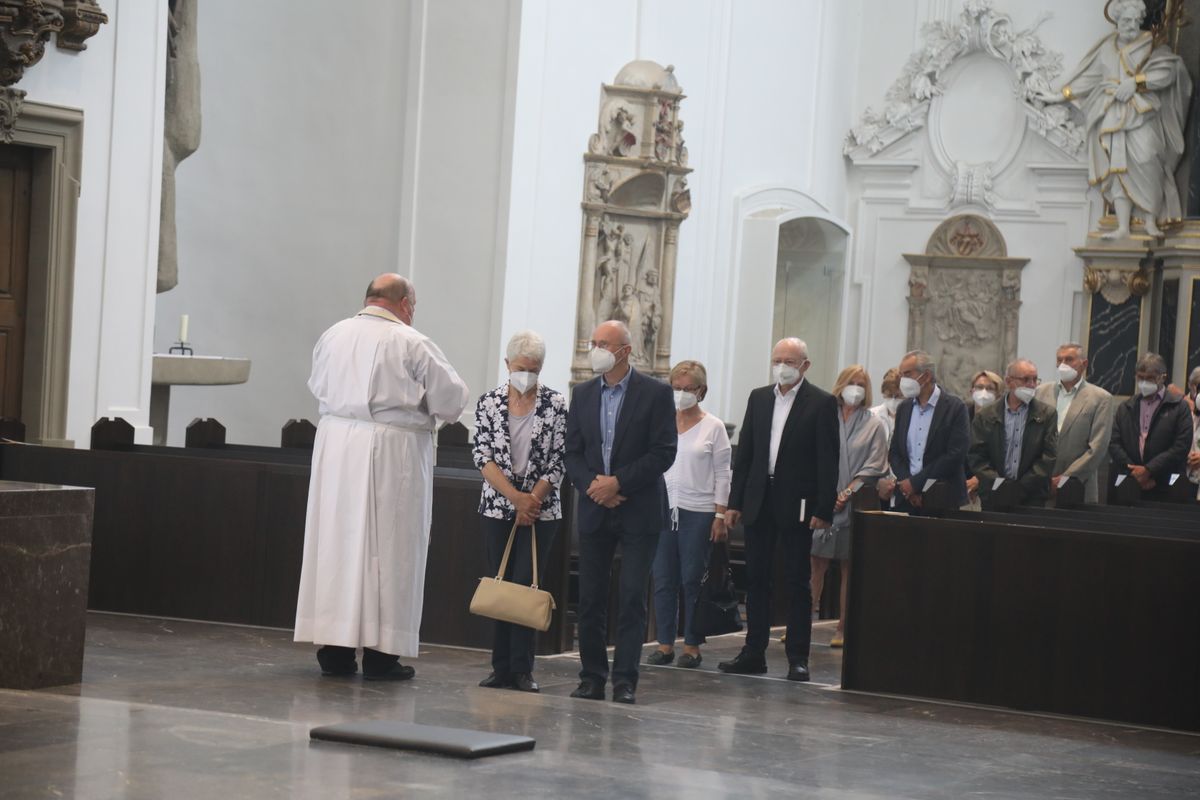 2621/0609 Ehejubilare Weihbischof Boom_27511 Weihbischof Boom und weiteren Priester und Diakone weihen Ehejubilare, die ihr goldenes, diamantenes oder eisernes Ehejubiläum feiern.