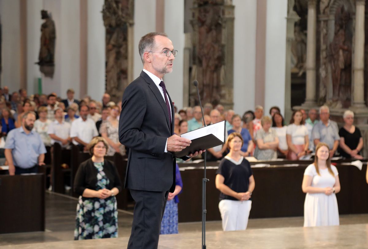 Fünf Frauen und zwei Männer hat Bischof Dr. Franz Jung bei einem Pontifikalgottesdienst am Freitag, 18. Juli 2025, als Pastoral- beziehungsweise Gemeindereferentinnen und -referenten beauftragt.
