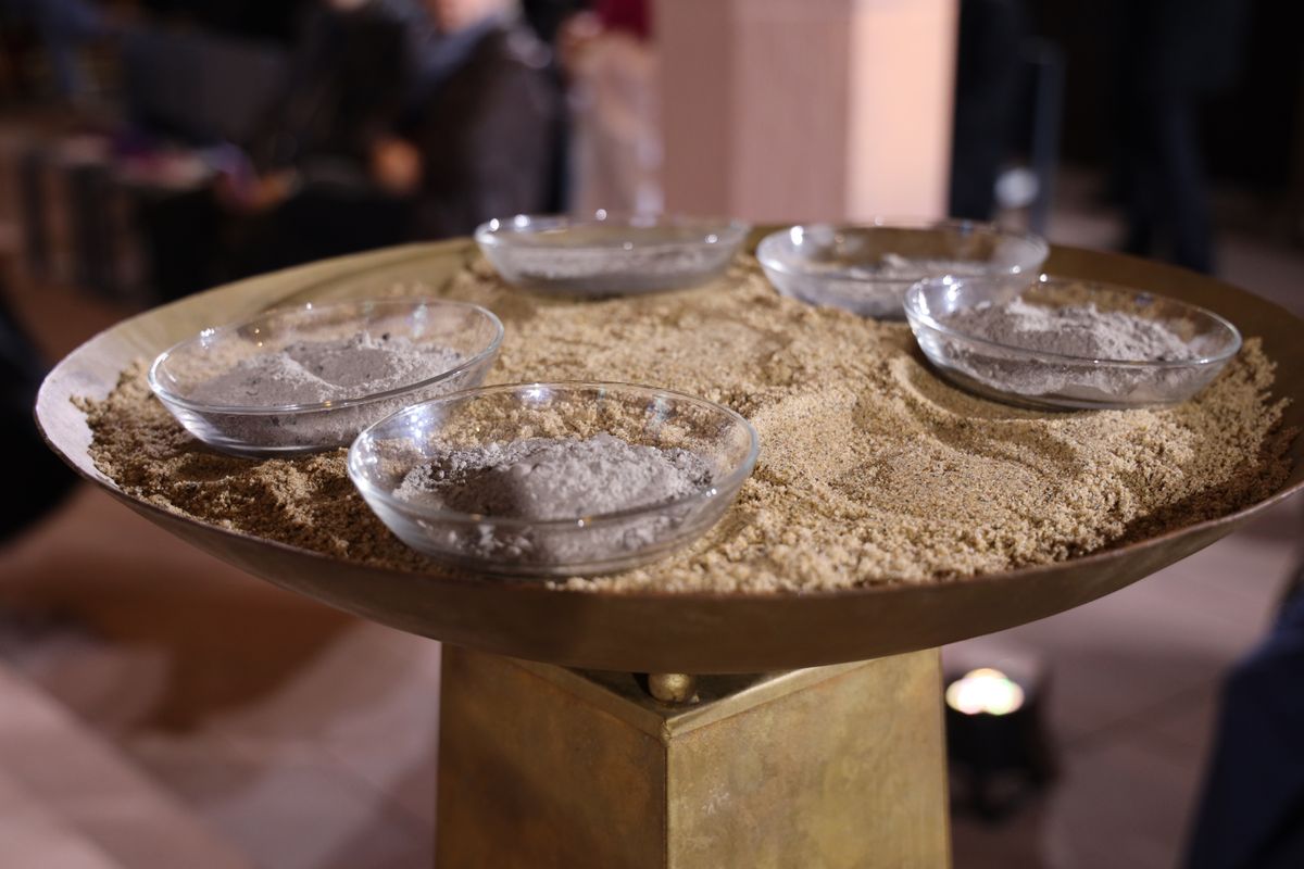 Bischof Dr. Franz Jung feierte zum Aschermittwoch der Künstler einen Gottesdienst in der Sepultur des Würzburger Kiliansdoms. Das Bayerische Fernsehen übertrug die Feier live.