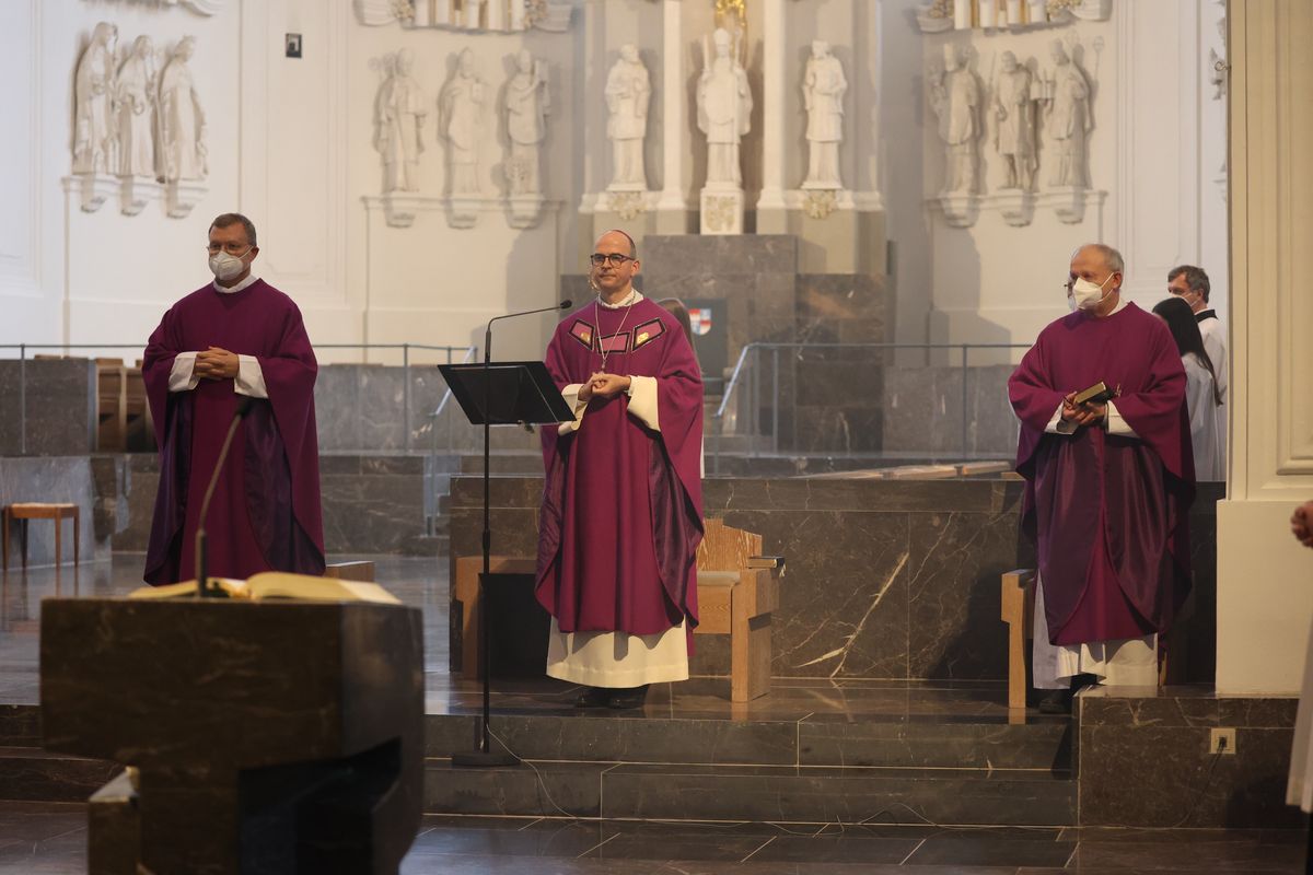 Einen adventlichen Gottesdienst für die Mitarbeitenden von Caritas und Bischöflichem Ordinariat Würzburg hat Bischof Dr. Franz Jung am Donnerstag, 16. Dezember, im Kiliansdom gefeiert.