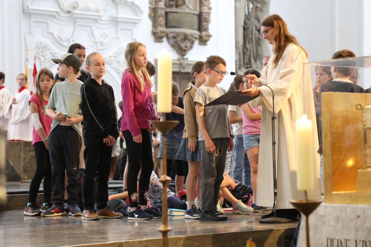 Mit rund 1300 Kommunionkindern und ihren Begleitern hat Weihbischof Paul Reder am Montag, 8. Juli, einen Gottesdienst im Kiliansdom gefeiert. Auch die Kinder beteiligten sich an der Gestaltung des Gottesdienstes.