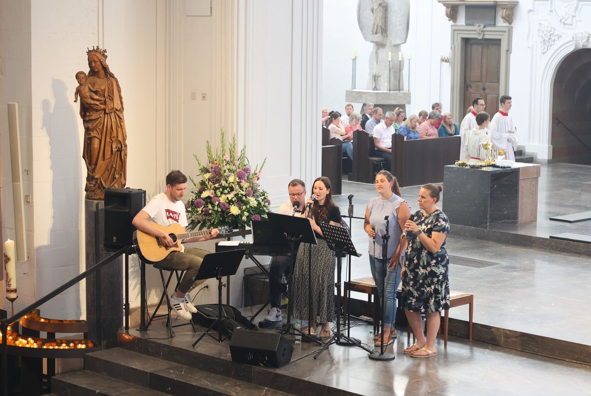 Neun Frauen und fünf Männer hat Bischof Dr. Franz Jung bei einem Pontifikalgottesdienst am Freitag, 19. Juli, als Pastoral- beziehungsweise Gemeindereferenten beauftragt.