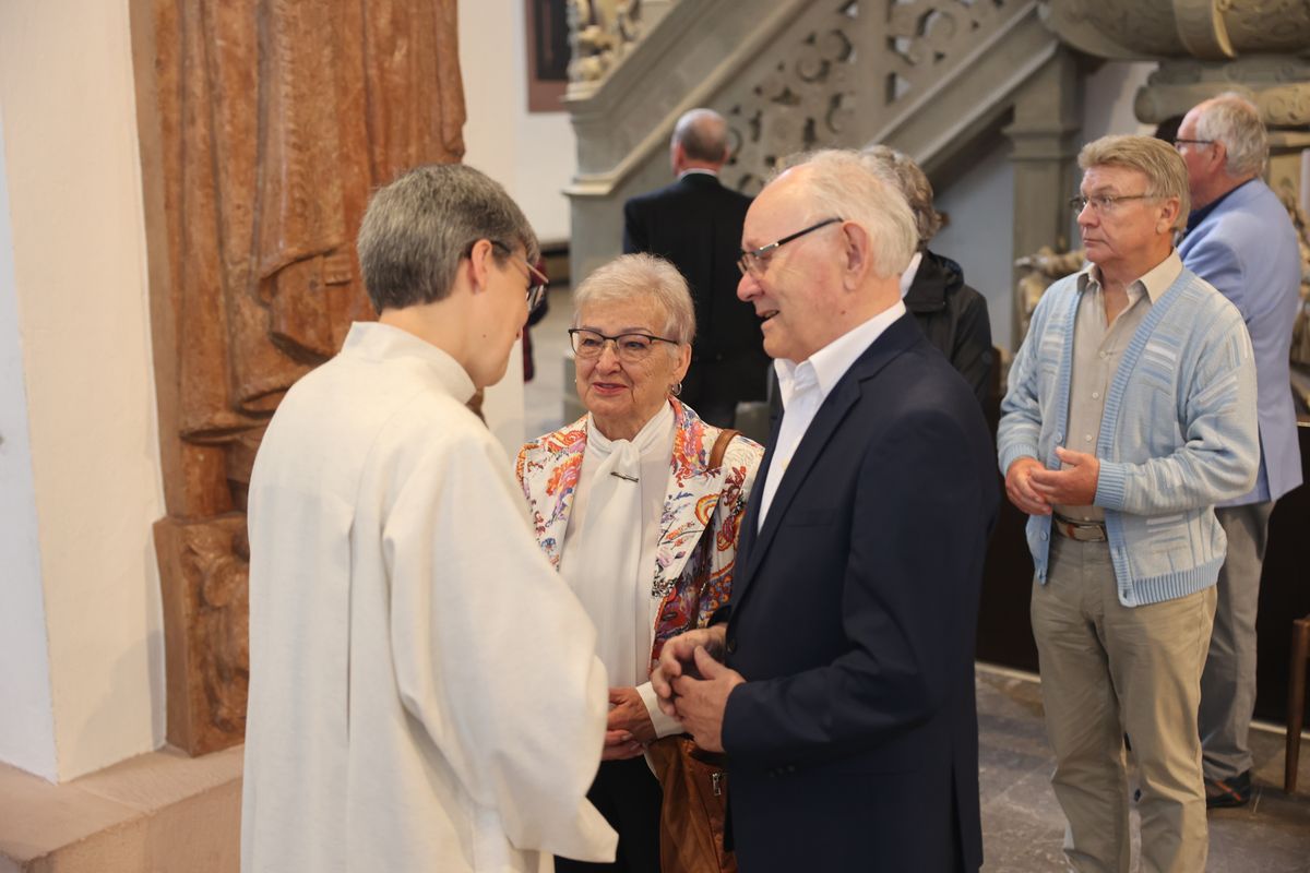 Seelsorgerinnen und Seelsorger spendeten nach dem Gottesdienst den Jubelpaaren individuell den Segen. 