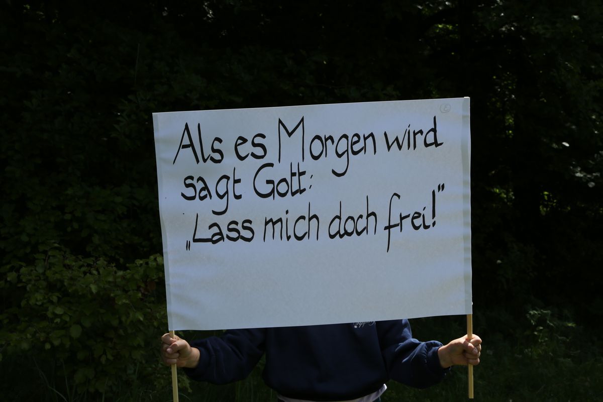Fast 400 Gläubige haben an der Ökumenischen Kreuzbergwallfahrt mit Bischof Jung und Regionalbischöfin Bornowski teilgenommen.  Fast 400 Gläubige haben an der Ökumenischen Kreuzbergwallfahrt mit Bischof Jung und Regionalbischöfin Bornowski teilgenommen.