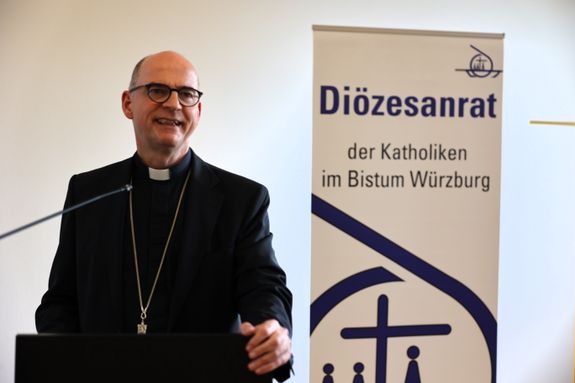 Bischof Dr. Franz Jung stelle sich den Fragen der Delegierten des Diözesanrats. Bischof Dr. Franz Jung stelle sich den Fragen der Delegierten des Diözesanrats.