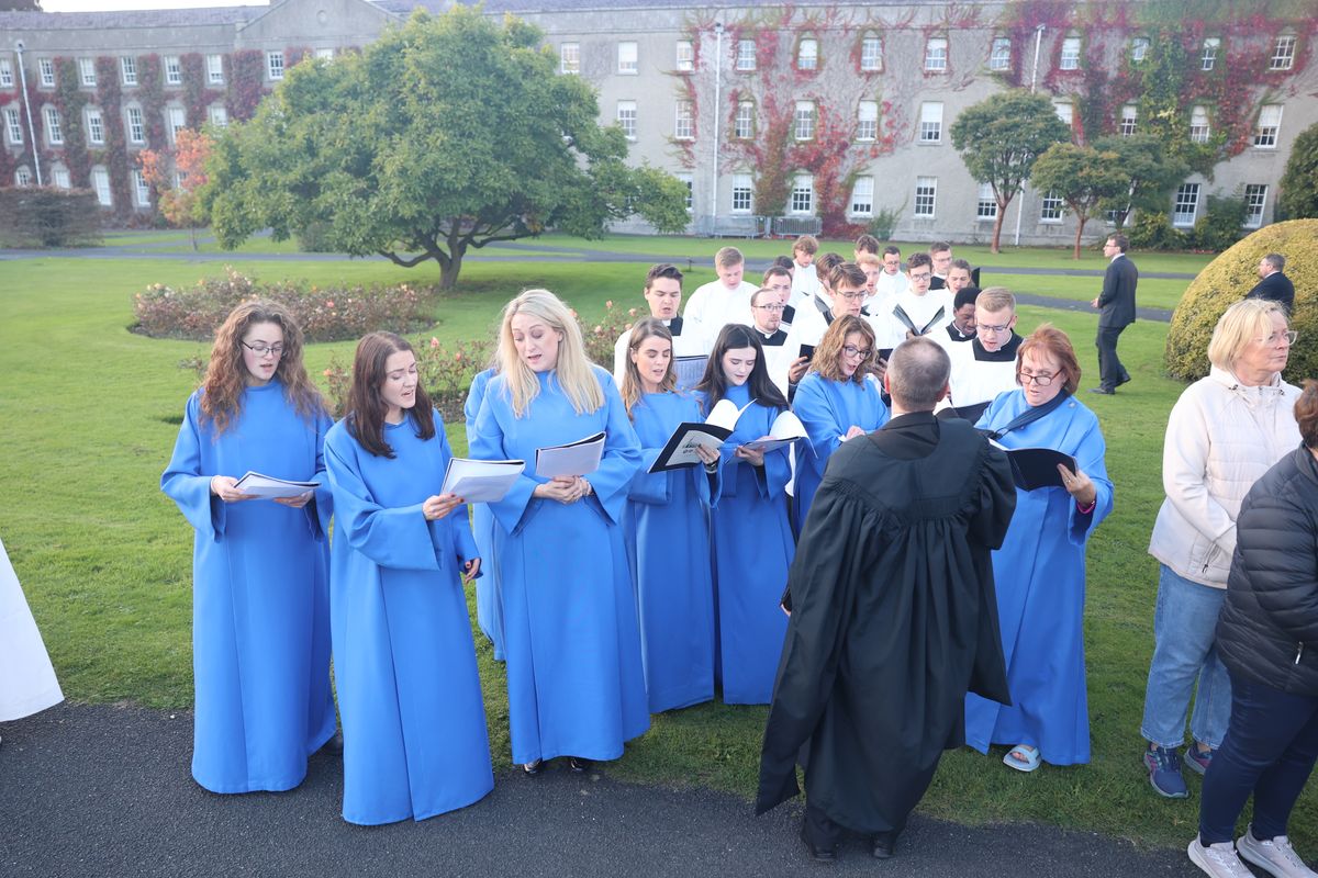 In einer feierlichen Prozession wurden die Reliquien durch den Innenhof in die College Chapel getragen.