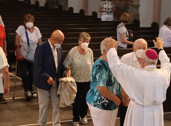 Mit rund 110 Ehepaaren aus der ganzen Diözese hat Weihbischof Ulrich Boom am Mittwochnachmittag, 23. Juni, einen Pontifikalgottesdienst gefeiert. Eingeladen waren Ehejubilare, die in den Jahren 2020 und 2021 auf 50, 60 oder 65 gemeinsame Jahre zurückblicken.