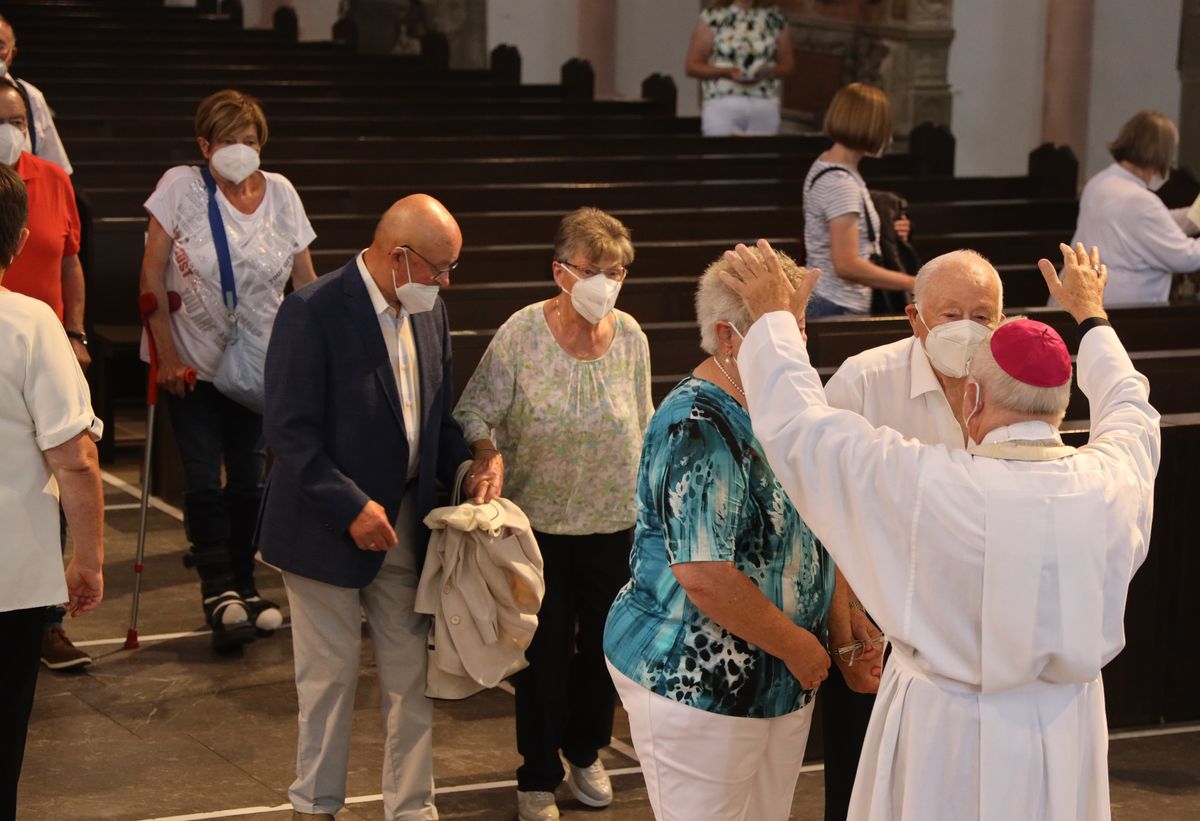 Mit rund 110 Ehepaaren aus der ganzen Diözese hat Weihbischof Ulrich Boom am Mittwochnachmittag, 23. Juni, einen Pontifikalgottesdienst gefeiert. Eingeladen waren Ehejubilare, die in den Jahren 2020 und 2021 auf 50, 60 oder 65 gemeinsame Jahre zurückblicken.