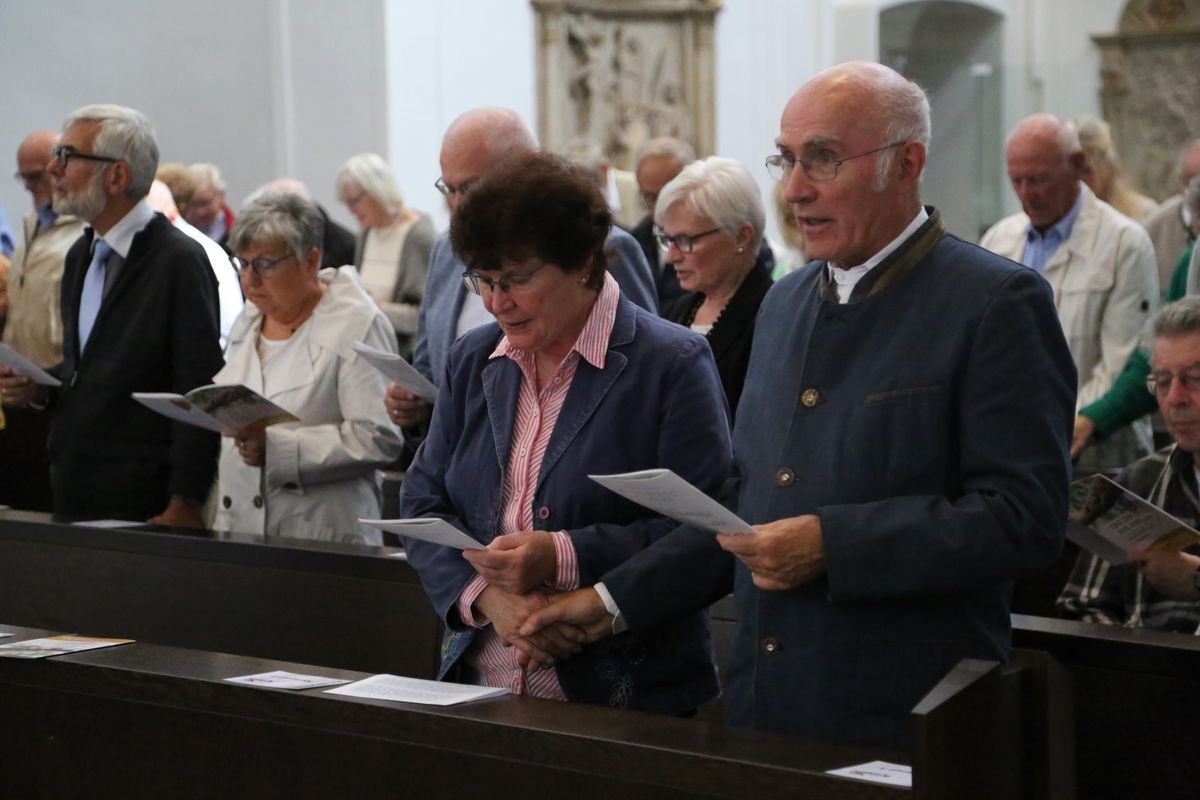 Bischof Dr. Franz Jung hat am Donnerstagnachmittag, 4. Juli, mit etwa 320 Paaren im Kiliansdom ihr goldenes oder diamantenes Ehejubiläum gefeiert.