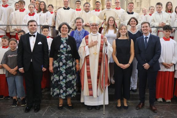 Bischof Dr. Franz Jung (Mitte)  mit den neu Beauftragten (von links): Kevin Krämer, Maria Düchs, Angelika Joachim, Annette Sobán, Elisabeth Baumann, Susanne Köhler und Lukas Lunk.