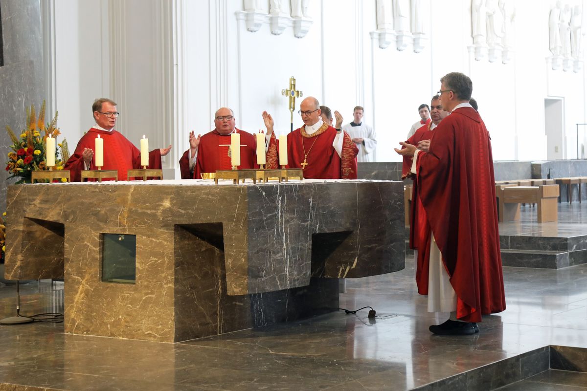 Bischof Dr. Franz Jung feierte am Donnerstag, 10. Juli 2025, einen Kiliani-Wallfahrtsgottesdienst mit Gläubigen aus der Region Würzburg. Eine Begegnung auf dem Kiliansplatz schloss sich an.