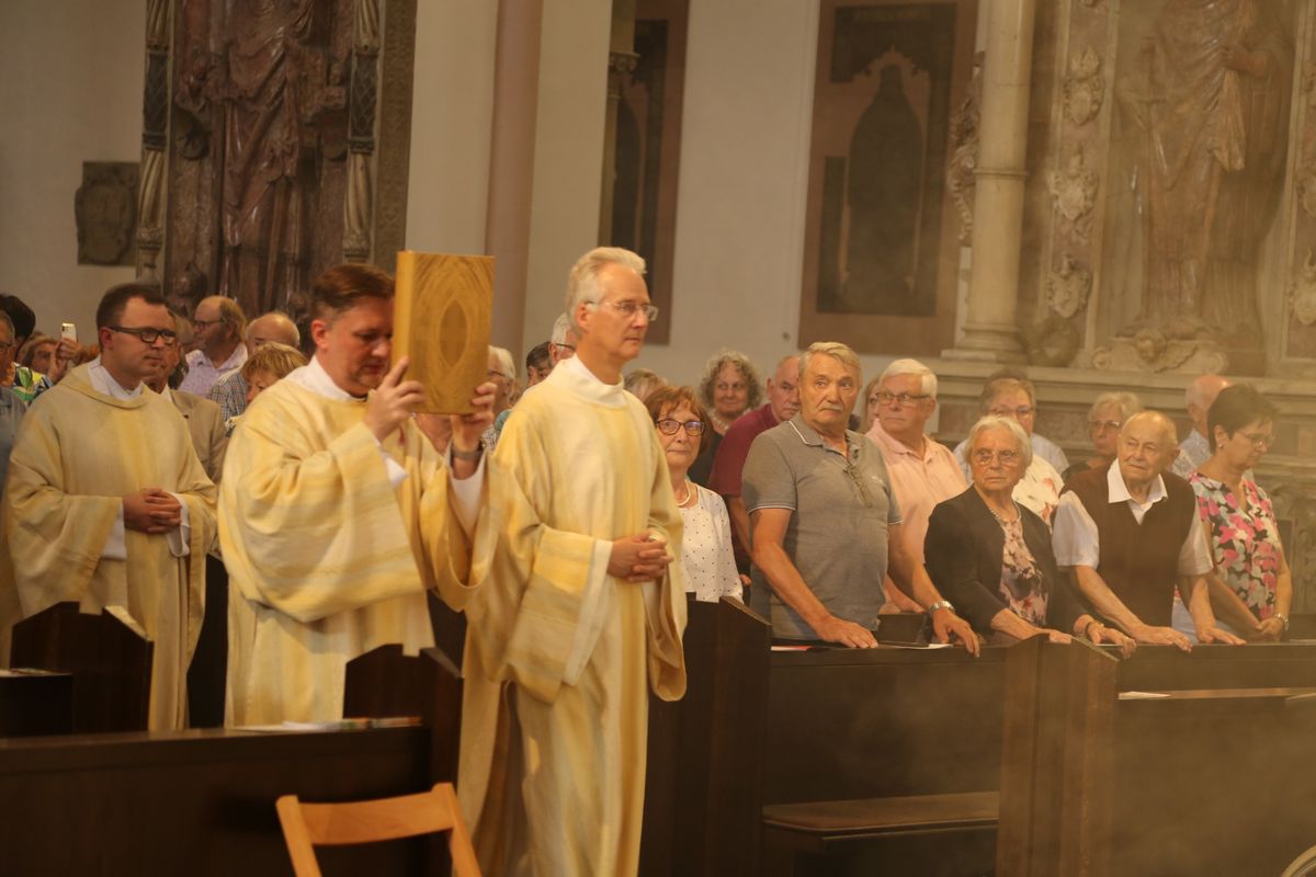 Rund 250 Ehejubilare haben am Freitagnachmittag, 4. Juli, im Kiliansdom in einem Pontifikalgottesdienst mit Weihbischof em. Ulrich Boom ihr Eheversprechen erneuert. 