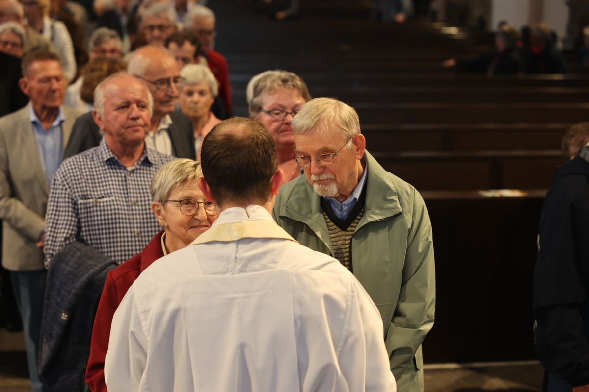 Seelsorgerinnen und Seelsorger spendeten nach dem Gottesdienst den Jubelpaaren individuell den Segen. 