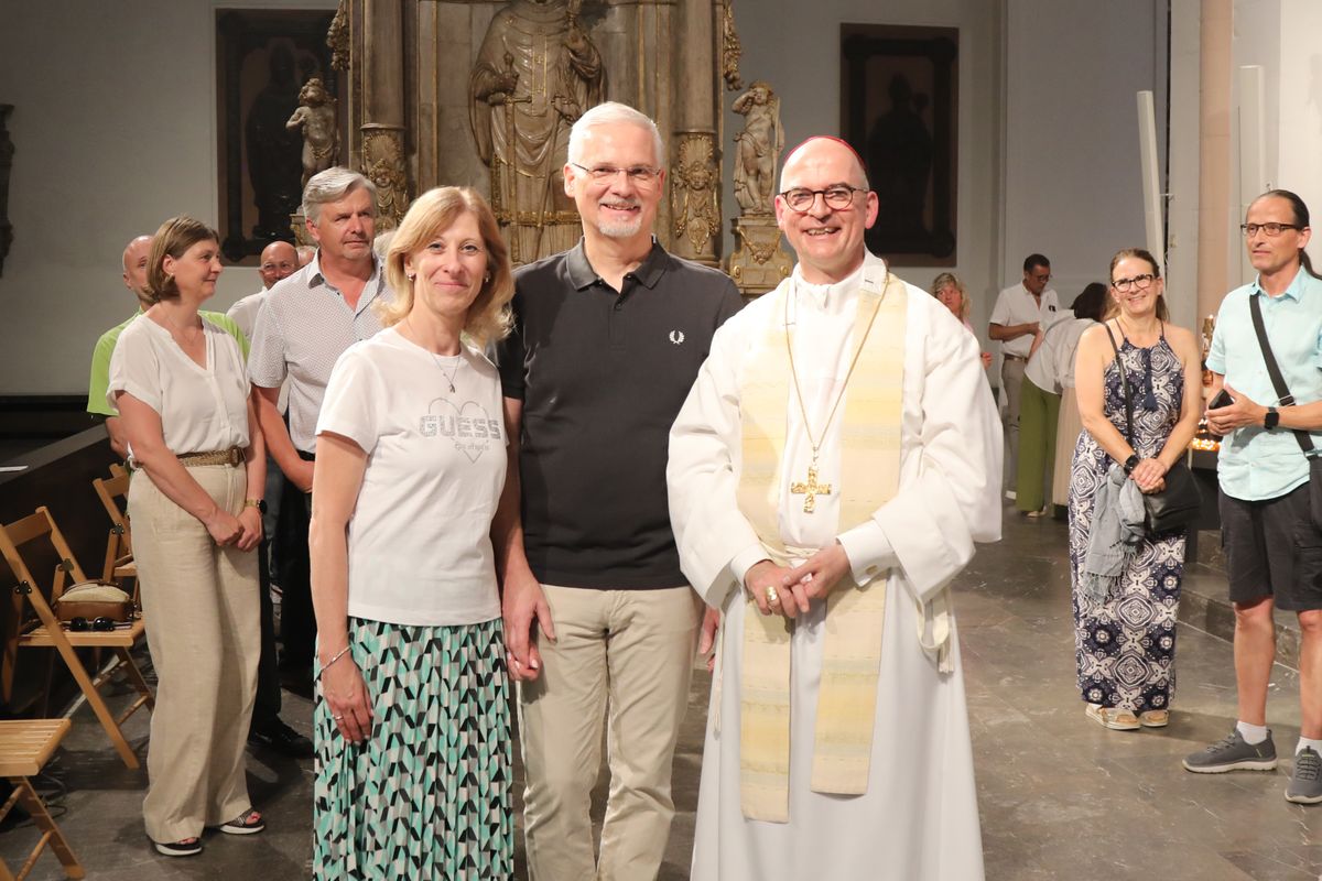 Mit rund 1000 Eheleuten, die in diesem Jahr Silberhochzeit haben, feierte Bischof Dr. Franz Jung am Freitagabend, 4. Juli 2025, einen Pontifikalgottesdienst im Kiliansdom. Im Anschluss erteilten er, Weihbischof Paul Reder sowie weitere Seelsorgerinnen und Seelsorger den Paaren einzeln den Segen.