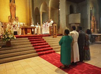 Der Mariannhiller Missionar Simon Francis Mushi trat mit seiner Familie zur Weihe vor.