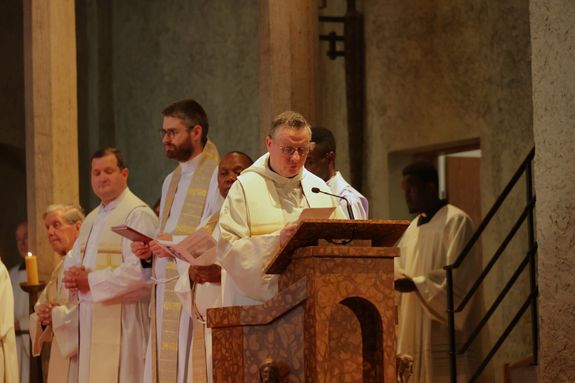 Rektor Pater Mario Muschik stellen zu Beginn der Weihe den Kandidaten vor.