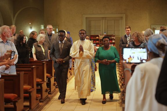 Der Mariannhiller Missionar Simon Francis Mushi trat mit seiner Familie zur Weihe vor.