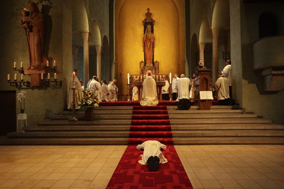 Während der Anrufung der Heiligen lag der Weihekandidat ausgestreckt am Boden und zeigte so seine Bereitschaft, sich Gott ganz hinzugeben.