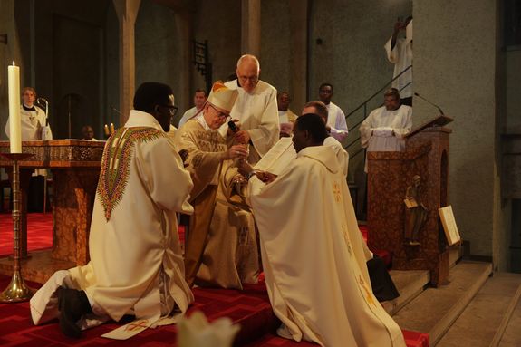 Bischof Dr. Franz Jung (sitzend) hat am Samstag, 26. Juli, in der Würzburg Herz-Jesu-Kirche den Mariannhiller Missionar Simon Francis Mushi zum Priester geweiht.