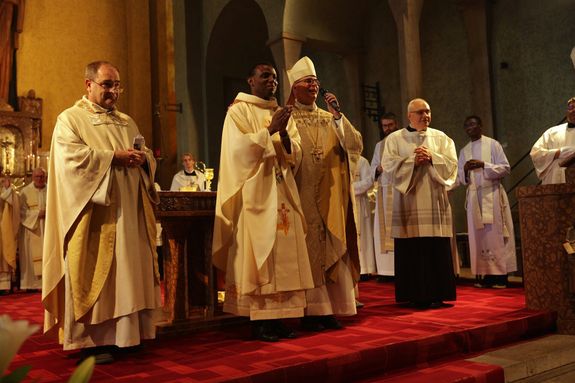 Bischof Dr. Franz Jung (3. von links) hat am Samstag, 26. Juli, in der Würzburg Herz-Jesu-Kirche den Mariannhiller Missionar Simon Francis Mushi (2. von links) zum Priester geweiht.