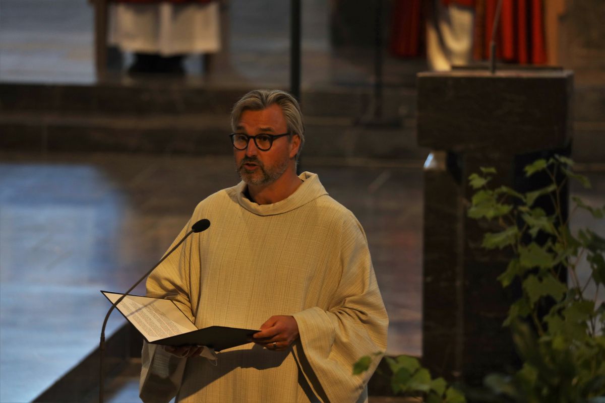 2821/0668 Blaulichtgottesdienst_28786 Weihbischof Ulrich Boom stand am Mittwochabend, 7. Juli, der Kiliani-Wort-Gottes-Feier für Polizei, Feuerwehr, Technisches Hilfswerk, Rettungsdienste und Notfallseelsorge im Kiliansdom vor.