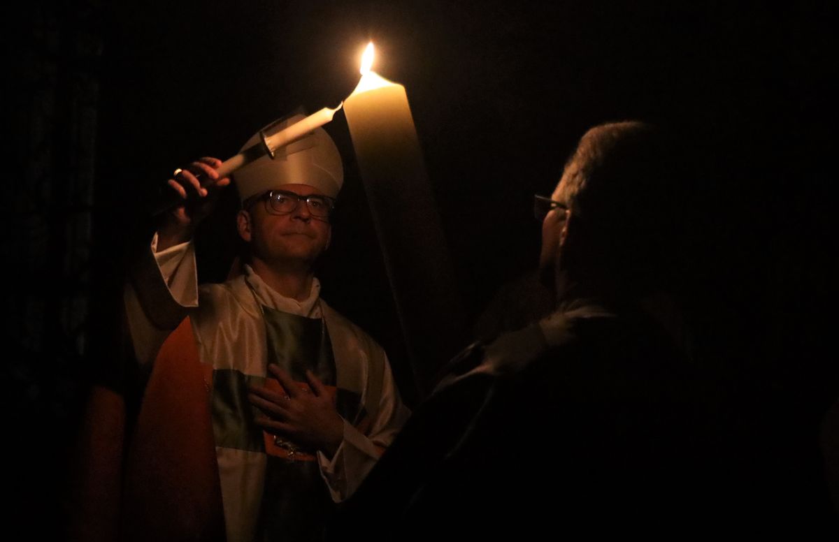 Bischof Dr. Franz Jung feierte am Samstagabend, 3. April, im Würzburger Kiliansdom die Osternacht, die "Mutter aller Vigilien".  Das Osterlicht wurde in Begleitung von Generalvikar Dr. Jürgen Vorndran und Dompfarrer Stefan Gessner in den dunklen Kiliansdom getragen und an die Gläubigen weitergereicht. 