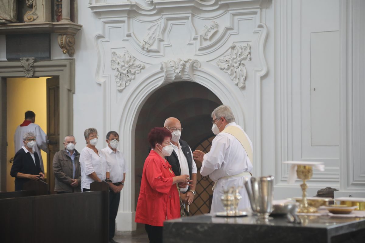 2621/0609 Ehejubilare Weihbischof Boom_27476 Weihbischof Boom und weiteren Priester und Diakone weihen Ehejubilare, die ihr goldenes, diamantenes oder eisernes Ehejubiläum feiern.