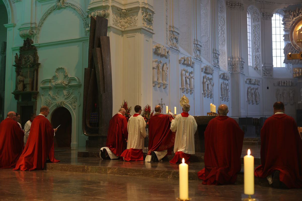 Die "Nacht der Hoffnung" am Samstagabend, 13. Juli, der Kiliani-Wallfahrtswoche lud zu Besinnung, Gebet und Kraftschöpfen in den Kiliansdom ein. Viele Passanten nutzten das Angebot, das um Mitternacht endete.