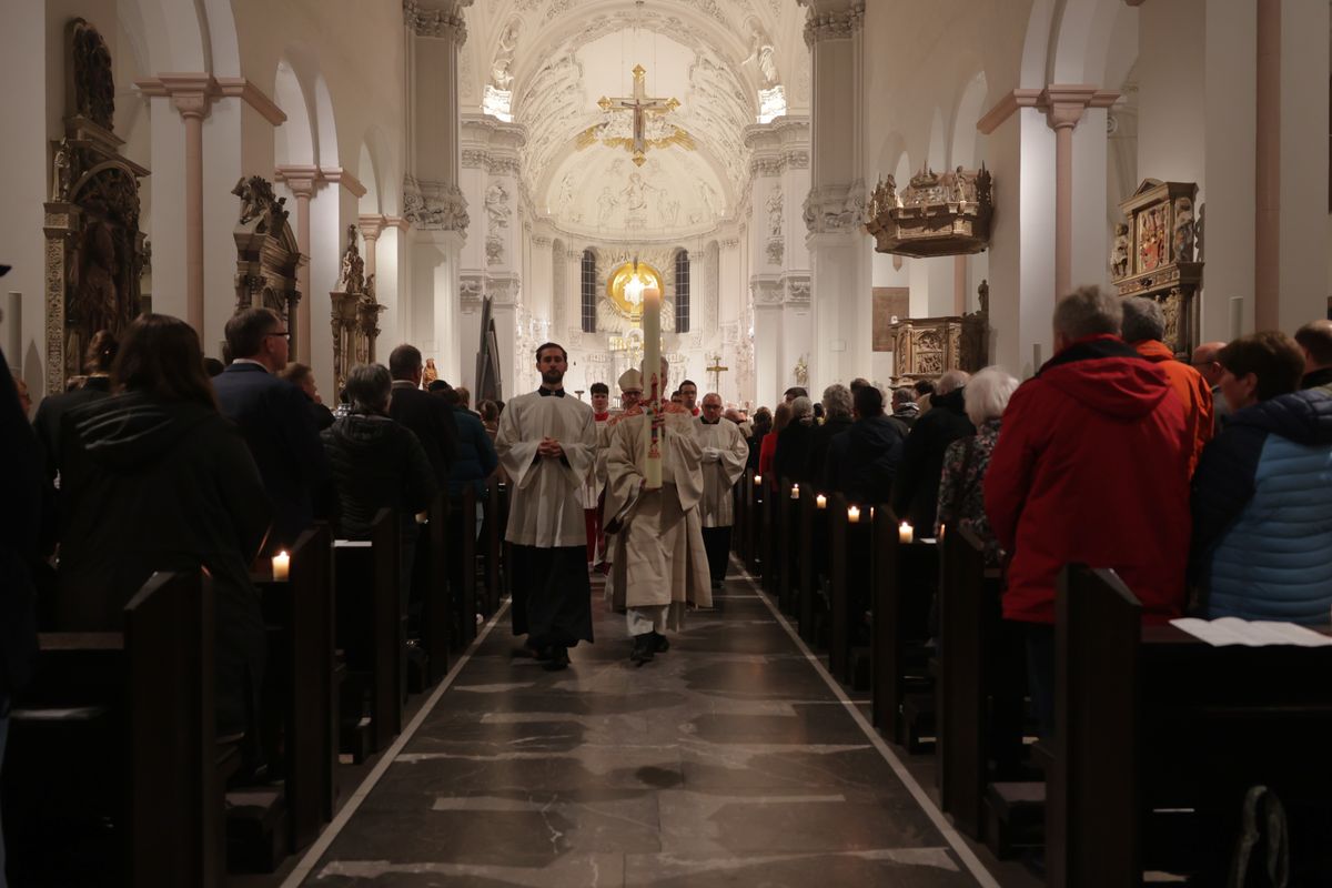 Der Lichtfeier schlossen sich die Segnung des Osterwassers und die allgemeine Tauferneuerung an. 