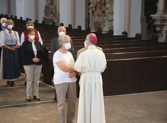 Bischof Dr. Franz Jung segnete nach dem Gottesdienst die Ehejubilare.