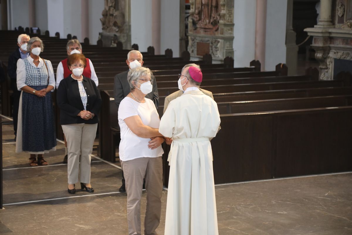 2721/0630_Ehejubilare mit Bischof Franz Jung_28178 Bischof Dr. Franz Jung segnete nach dem Gottesdienst die Ehejubilare.