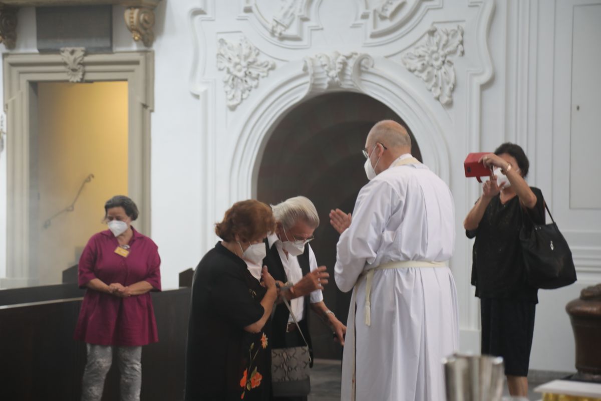 2621/0622 - Ehejubilare Gold mit Weihbischof Ulrich Boom_27892 Weihbischof Ulrich Boom feierte am Montagnachmittag, 26. Juni, einen Gottesdienst für Ehepaare, die 2020 oder 2021 ihr goldenes, diamantenes oder eisernes Ehejubiläum hatten. Im Anschluss konnten sich die Paare segnen lassen.