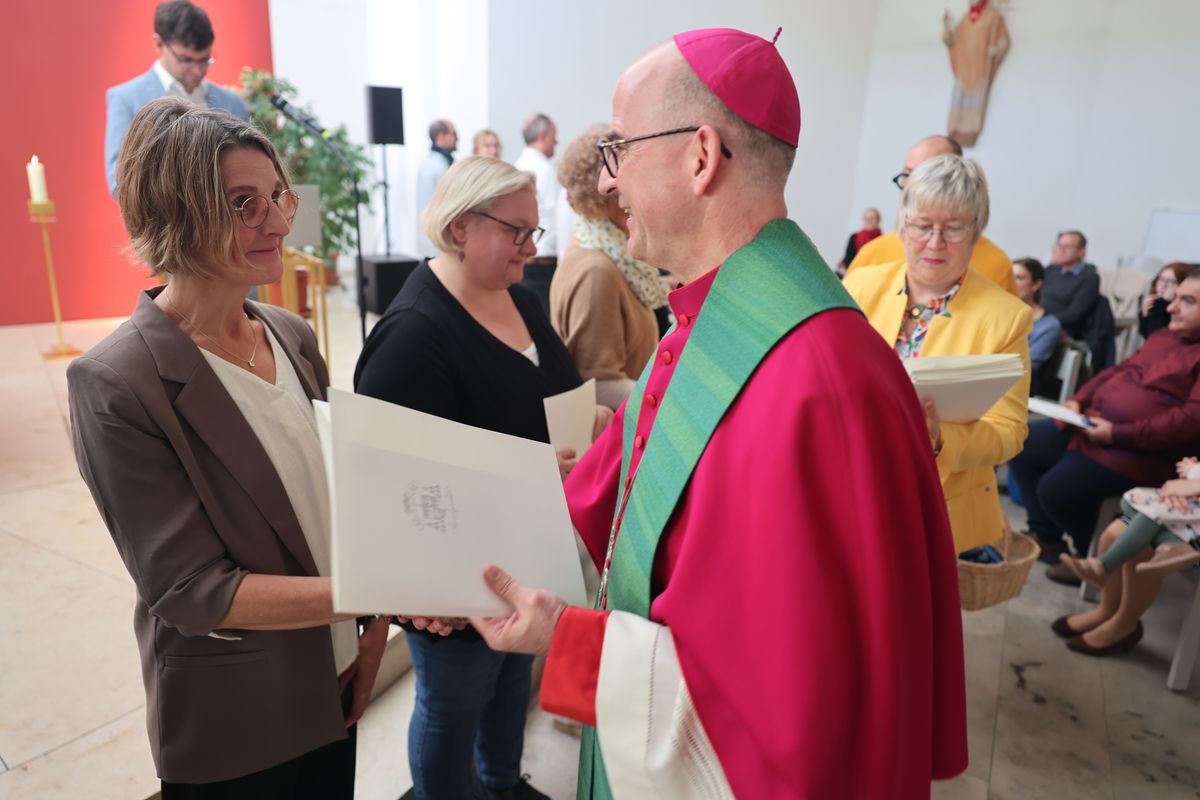 Bei einem Gottesdienst in der Jugendkirche Würzburg hat Bischof Dr. Franz Jung am Freitag, 25. Oktober, insgesamt 47 Personen für die Schulpastoral beauftragt.