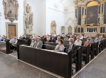 Bischof em. Dr. Friedhelm Hofmann feierte am Freitagnachmittag, 25. Juni, einen Dankgottesdienst mit Ehepaaren, die seit 50, 60 oder 65 Jahren verheiratet sind. Anschließend spendeten der Bischof sowie weitere Priester und Diakone den Jubilaren mit Abstand den Segen.