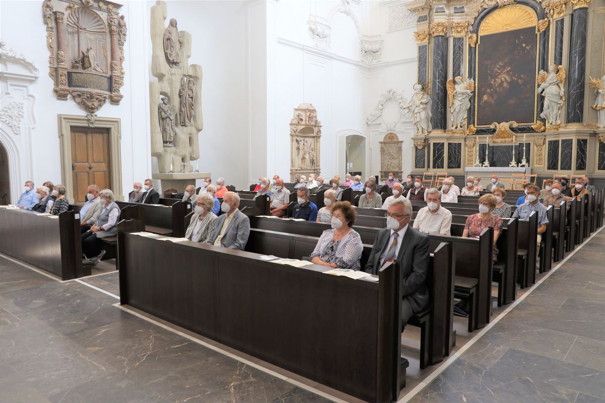 Bischof em. Dr. Friedhelm Hofmann feierte am Freitagnachmittag, 25. Juni, einen Dankgottesdienst mit Ehepaaren, die seit 50, 60 oder 65 Jahren verheiratet sind. Anschließend spendeten der Bischof sowie weitere Priester und Diakone den Jubilaren mit Abstand den Segen.