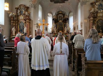 Weihbischof Ulrich Boom feierte am Donnerstagabend ein Pontifikalamt in der Pfarrkirche Sankt Michael in Zeil am Main.