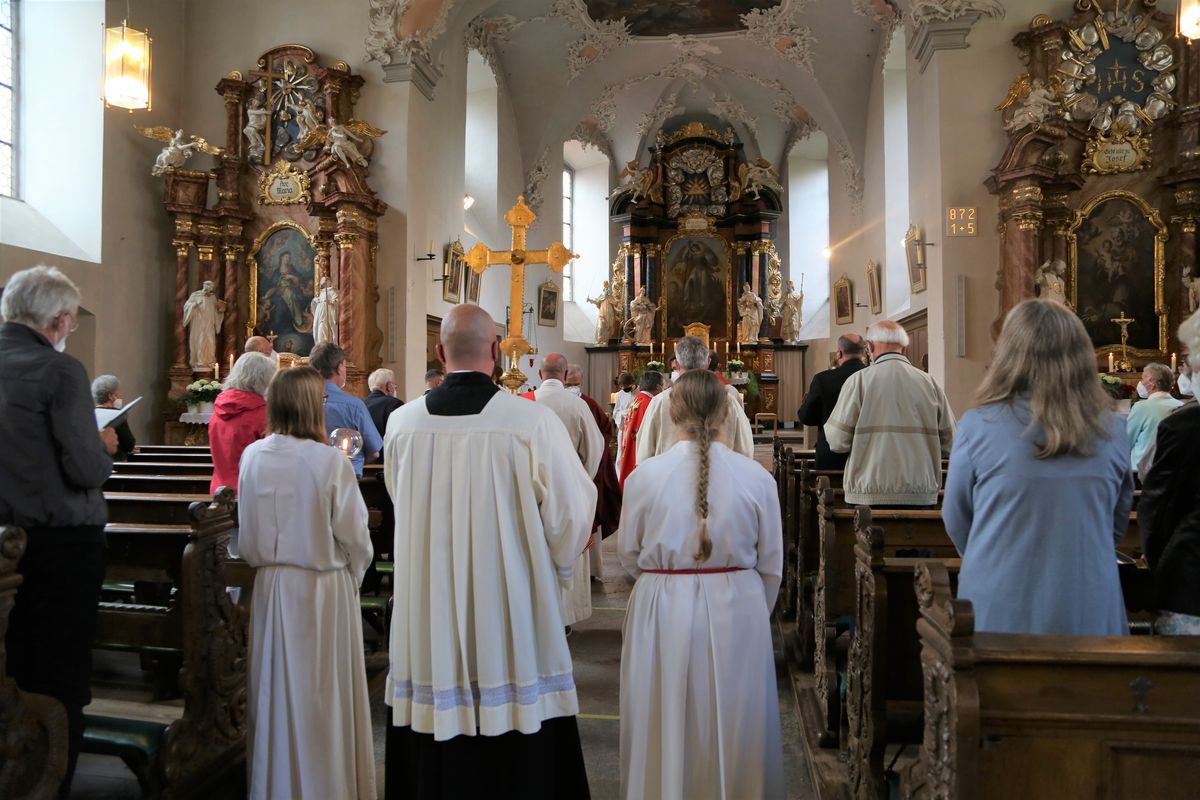 Weihbischof Ulrich Boom feierte am Donnerstagabend ein Pontifikalamt in der Pfarrkirche Sankt Michael in Zeil am Main.