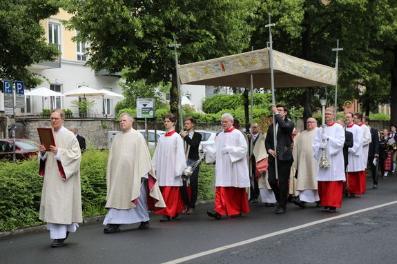 Die Würzburger Fronleichnamsprozession 2024.
