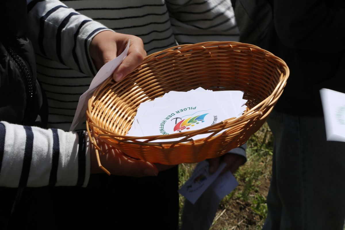 Fast 400 Gläubige haben an der Ökumenischen Kreuzbergwallfahrt mit Bischof Jung und Regionalbischöfin Bornowski teilgenommen.  Fast 400 Gläubige haben an der Ökumenischen Kreuzbergwallfahrt mit Bischof Jung und Regionalbischöfin Bornowski teilgenommen.